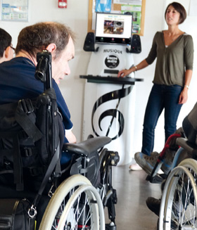 La borne Handi-Mélo, des résidents et Anne-Laure, animation